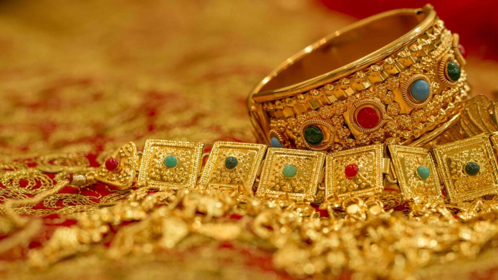 Niece steals gold worth Rs 1 crore